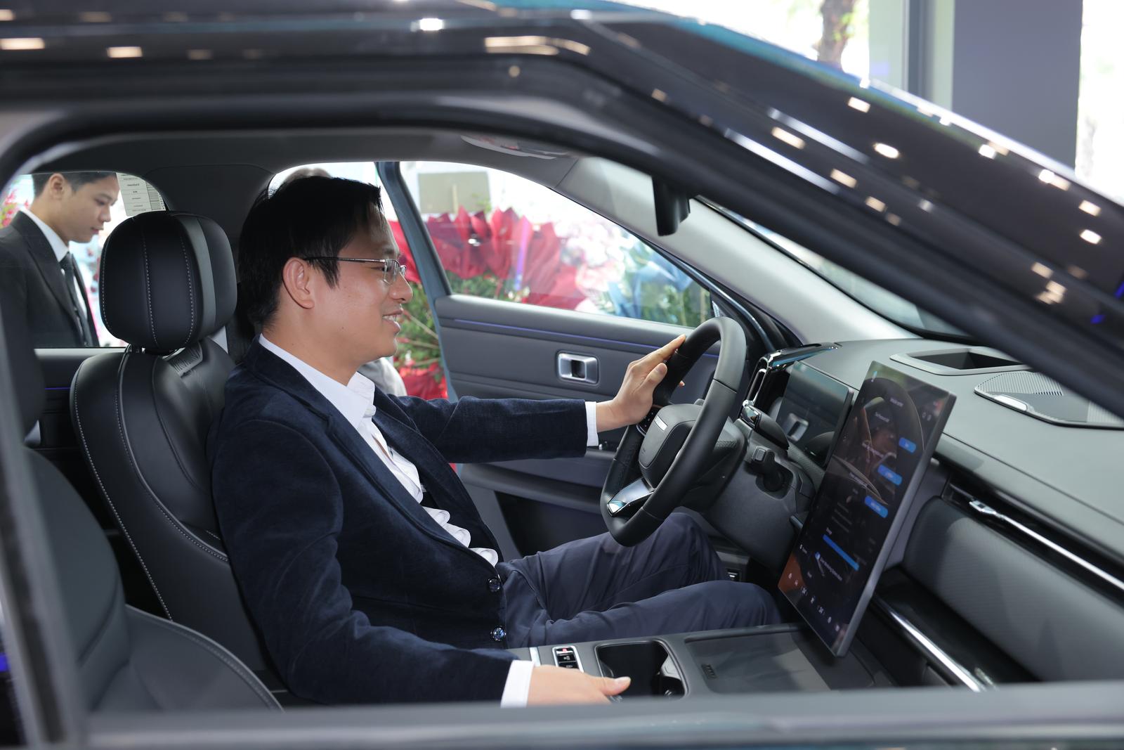 Khách hàng trải nghiệm xe và nghe tư vấn tại sự kiện